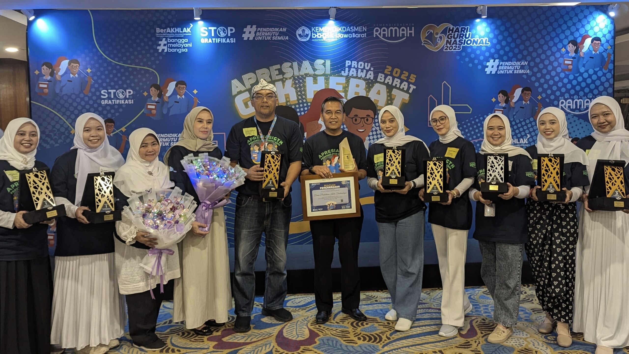 Momen kebanggaan: Dinas Pendidikan Kota Tasikmalaya menerima penghargaan sebagai Dinas Pendidikan Terbaik se-Jawa Barat pada Anugerah Apresiasi GTK 2025 di Bandung. Kamis (13/11/2025). Dok: Hidayatul Anwar.