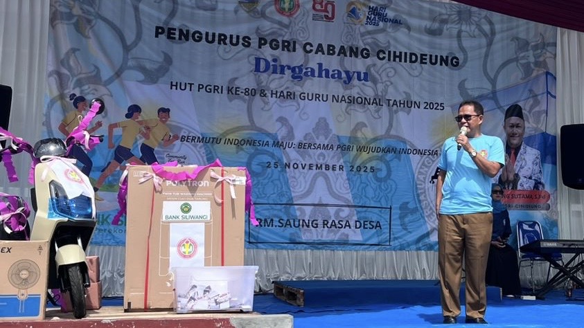 Ketua PGRI Kota Tasikmalaya H. Cecep Susilawan, S.Pd., MM, saat memberikan sambutan sekaligus membuka acara puncak HUT PGRI ke-80 dan HGN 2025 Cabang Cihideung. Senin (24/11/2025).