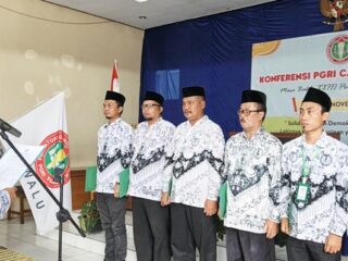Ketua PGRI Kota Tasikmalaya, H. Cecep Susilawan, S.Pd., M.Pd., melantik pengurus baru PGRI Cabang Kawalu Masa Bakti 2025–2030 di Aula Eks UPT Disdik Kawalu, Selasa (4/10/2025).
