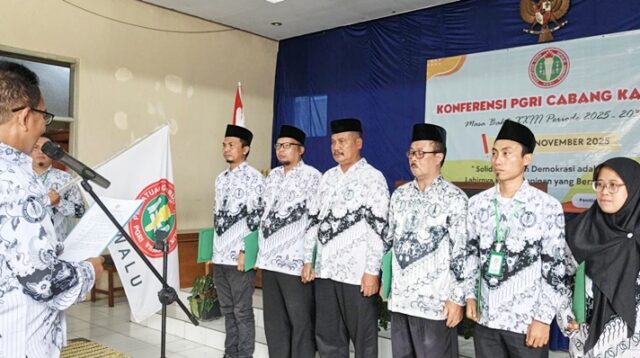 Ketua PGRI Kota Tasikmalaya, H. Cecep Susilawan, S.Pd., M.Pd., melantik pengurus baru PGRI Cabang Kawalu Masa Bakti 2025–2030 di Aula Eks UPT Disdik Kawalu, Selasa (4/10/2025).