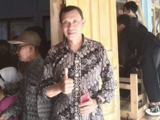 Kepala SDN 1 Gobras, Drs. Jajang Bachtiar, S.Pd., M.Pd., saat memantau pelaksanaan Bulan Imunisasi Anak Sekolah (BIAS) di sekolahnya, Kamis 13/11/2025.