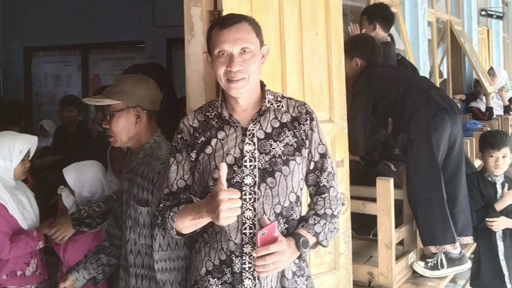 Kepala SDN 1 Gobras, Drs. Jajang Bachtiar, S.Pd., M.Pd., saat memantau pelaksanaan Bulan Imunisasi Anak Sekolah (BIAS) di sekolahnya, Kamis 13/11/2025.