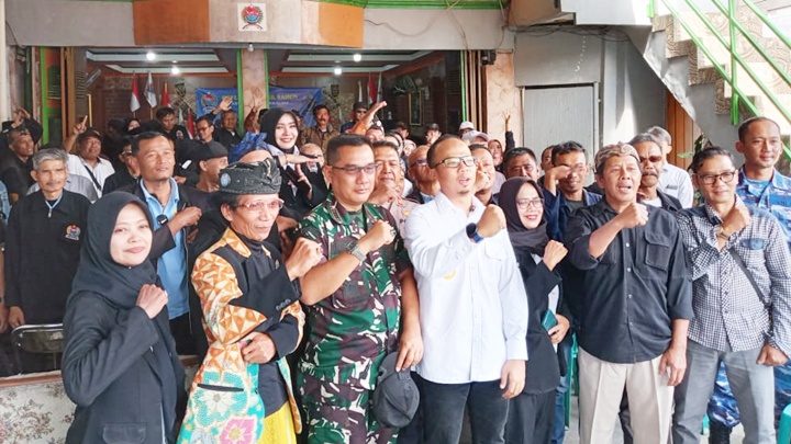 Kebersamaan Wali Kota Tasikmalaya dengan jajaran pengurus RT dan RW dalam kegiatan Refleksi Akhir Tahun ARWT Kota Tasikmalaya, Rabu (17/12/2025).