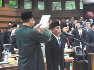 Ketua DPRD Lantik Aceng, SH sebagai Anggota DPRD Kota Tasikmalaya, Kamis (04/12/2025).