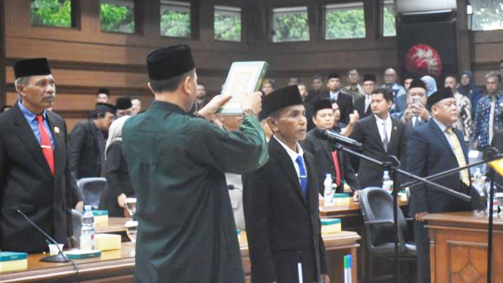 Ketua DPRD Lantik Aceng, SH sebagai Anggota DPRD Kota Tasikmalaya, Kamis (04/12/2025).