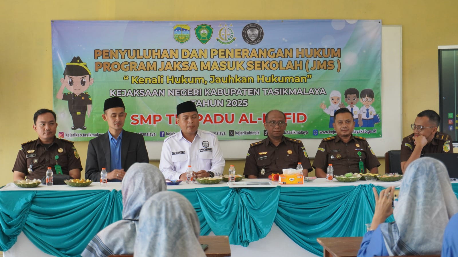 Jajaran Kejaksaan Negeri Kabupaten Tasikmalaya bersama pihak sekolah dan yayasan saat kegiatan Penyuluhan dan Penerangan Hukum Program Jaksa Masuk Sekolah (JMS) dengan tema “Kenali Hukum, Jauhkan Hukuman” di SMP Terpadu Al Hafid, Tahun 2025.