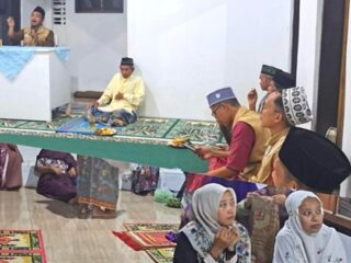 Mengabdi dengan ilmu dan dakwah. Mahasiswa KKN INUTAS mengisi tausiyah pengajian mingguan di Masjid Al-Hidayah, Dusun Mekarsari, Desa Nagaratengah, Kamis malam (8/1/2026).