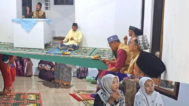 Mengabdi dengan ilmu dan dakwah. Mahasiswa KKN INUTAS mengisi tausiyah pengajian mingguan di Masjid Al-Hidayah, Dusun Mekarsari, Desa Nagaratengah, Kamis malam (8/1/2026).
