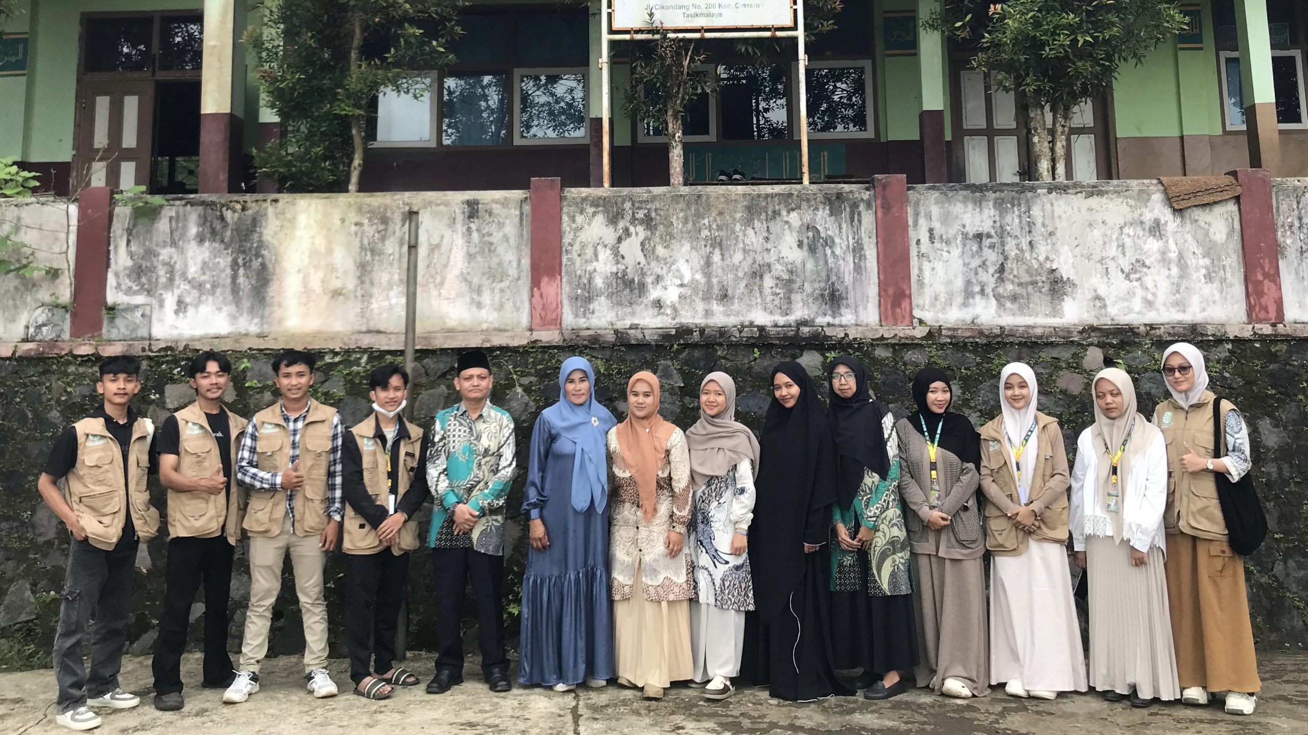 Mahasiswa KKN INU Tasikmalaya Kelompok 07 bersama Kepala MIS Al Falah dan dewan guru dalam kegiatan Ekoteologi di Desa Cijulang, Cineam. Jumat 30/01/2016.