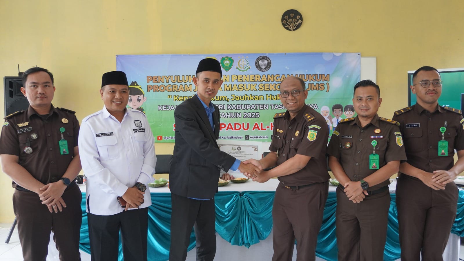 Penyerahan cinderamata dalam kegiatan Program Jaksa Masuk Sekolah (JMS) di SMP Terpadu Al Hafid, 2025.
