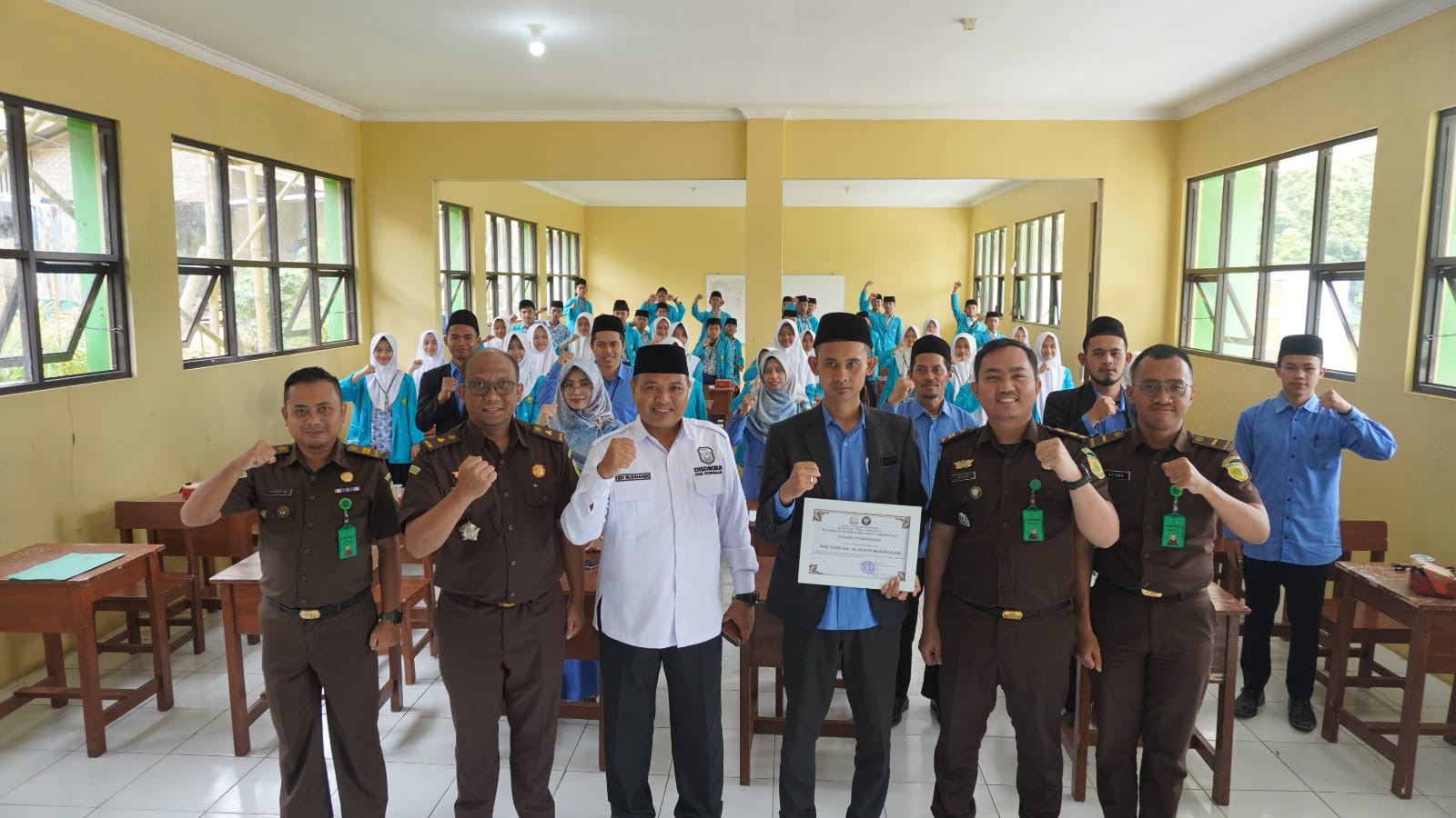 Foto bersama jajaran Kejaksaan Negeri Kabupaten Tasikmalaya, pihak sekolah, dan siswa usai kegiatan Program Jaksa Masuk Sekolah (JMS) di SMP Terpadu Al Hafid.