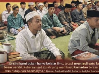 Santri mengikuti pengajian kitab kuning dalam suasana pesantren pasaran Ramadan di Ponpes Darul Anba Bantargedang cibeureum Kota Tasikmalaya. Di sela-sela kajian, tradisi ngopi menjadi ruang diskusi dan mempererat ukhuwah, Kamis malam 19/02/2026.