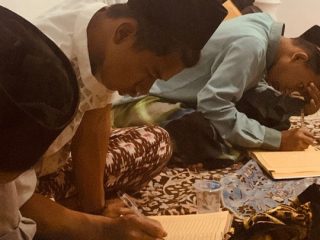 Suasana khidmat santri mengikuti ngaji pasaran Ramadan, menimba ilmu dengan penuh kesungguhan dan harap keberkahan, Kamis malam, 19/02/2026.