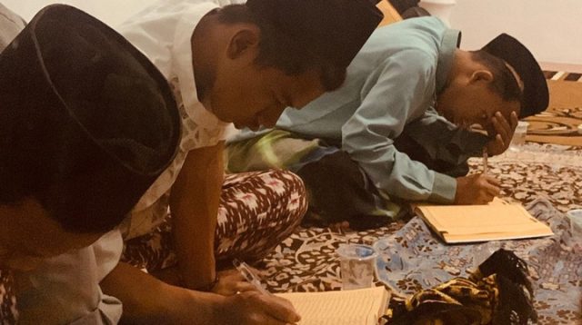 Suasana khidmat santri mengikuti ngaji pasaran Ramadan, menimba ilmu dengan penuh kesungguhan dan harap keberkahan, Kamis malam, 19/02/2026.