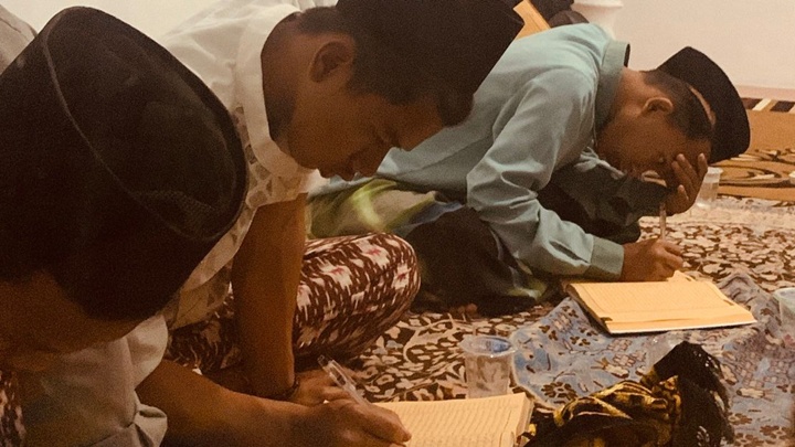 Suasana khidmat santri mengikuti ngaji pasaran Ramadan, menimba ilmu dengan penuh kesungguhan dan harap keberkahan, Kamis malam, 19/02/2026.