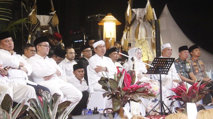 Dandim 0612/Tasikmalaya Letkol Czi M. Imvan Ibrahim, S.Sos., M.Han. mendampingi Gubernur Jawa Barat dalam kegiatan Safari Ramadan di Lapang Sepak Bola Desa Tanjungpura, Kecamatan Rajapolah, Kabupaten Tasikmalaya, Rabu (25/02/2026). Acara berlangsung khidmat dan dihadiri ribuan warga.