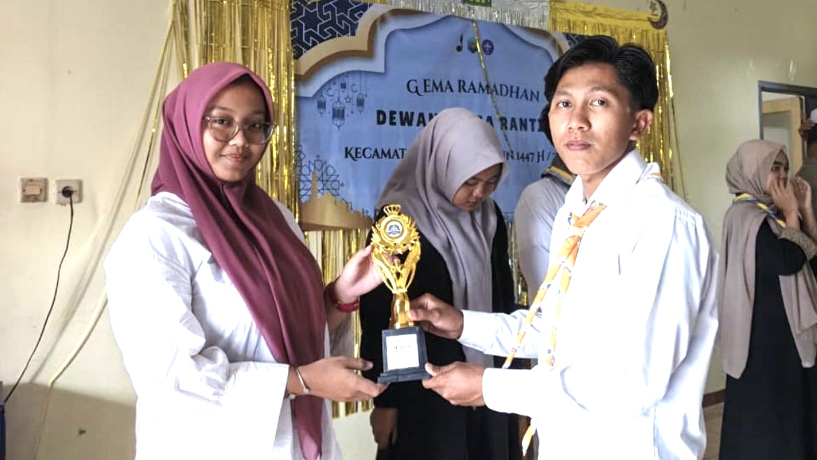 Yasmin, siswi kelas X TKJ SMK Nurul Huda Cineam, berhasil meraih juara pertama lomba pidato pada kegiatan Gema Ramadhan DKR Cineam, 7–8 Maret 2026. Dok: Tim Dokumentasi DKR Cineam.