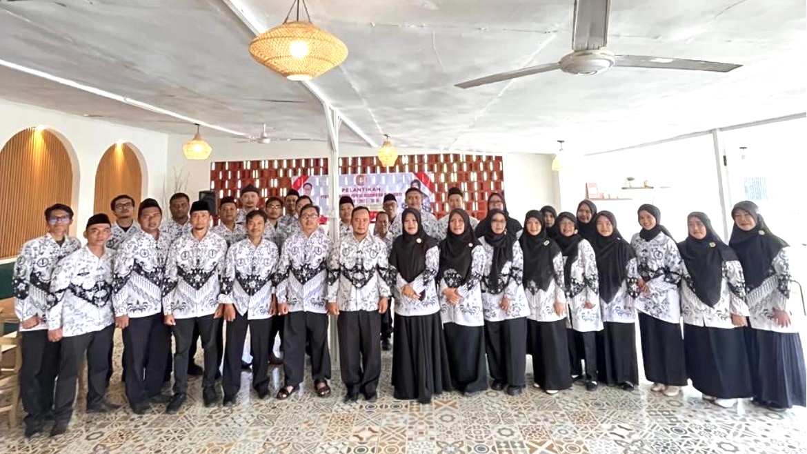 Foto bersama pengurus dan anggota Ranting PGRI Cabang Purbaratu usai prosesi pelantikan menjadi simbol soliditas dan komitmen dalam meningkatkan profesionalisme guru, Kamis (2/4/2026).