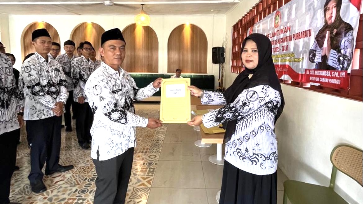 Penyerahan SK secara simbolis kepada perwakilan ranting dalam prosesi Pelantikan Ranting PGRI Cabang Purbaratu di Saung Roempi, Kota Tasikmalaya, Kamis (2/4/2026).