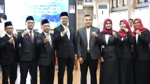 Suasana khidmat prosesi pelantikan pengurus Ranting PGRI Cabang Purbaratu saat pembacaan sumpah/janji jabatan, Kamis (2/4/2026).