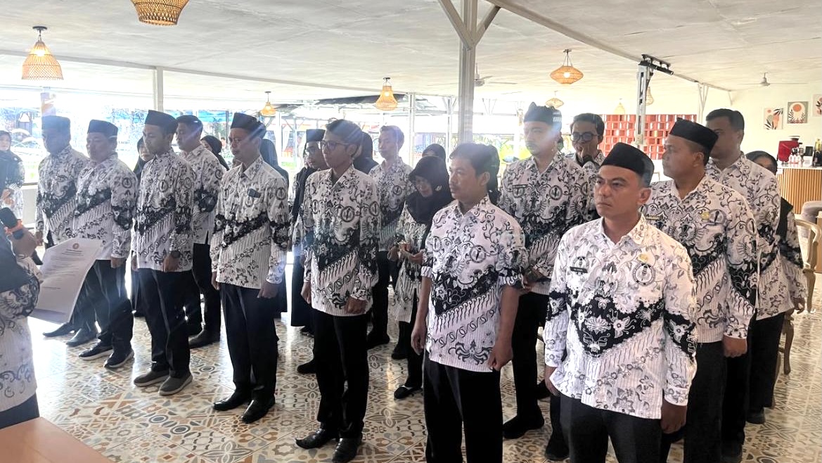 Suasana khidmat prosesi pelantikan pengurus Ranting PGRI Cabang Purbaratu saat pembacaan sumpah/janji jabatan, Kamis (2/4/2026).