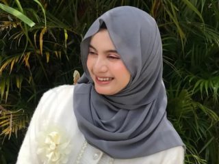 Senyum ceria penyanyi cilik asal Tasikmalaya, Raihana Rahmadina, saat memperkenalkan single terbarunya “Hari yang Ceria”, lagu penuh semangat yang mengajak anak-anak menikmati masa kecil dengan keceriaan dan energi positif.
