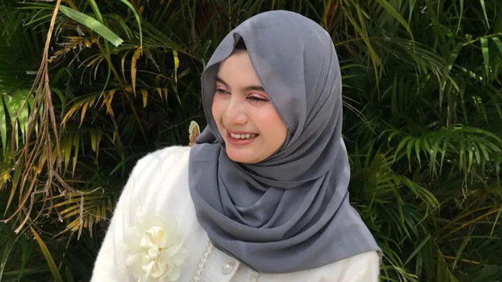 Senyum ceria penyanyi cilik asal Tasikmalaya, Raihana Rahmadina, saat memperkenalkan single terbarunya “Hari yang Ceria”, lagu penuh semangat yang mengajak anak-anak menikmati masa kecil dengan keceriaan dan energi positif.