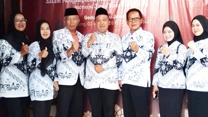 jajaran PGRI Kota Tasikmalaya menunjukkan soliditas dan semangat silaturahmi usai Ramadan. Momentum Halal Bihalal menjadi ruang memperkuat persatuan, meneguhkan empati, serta memperkokoh peran guru sebagai garda terdepan pendidikan. Bandung, Kamis 2/04/2026. Dok. Abah Tatan