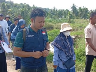 Pasca banjir besar Aceh 2025, langkah pemulihan terus digerakkan. Sejumlah mahasiswa bersama akademisi dan instansi terkait turun langsung meninjau kondisi lapangan di Gampong Ujong Pacu, Rabu (22/4/2026). Dok Istimewa