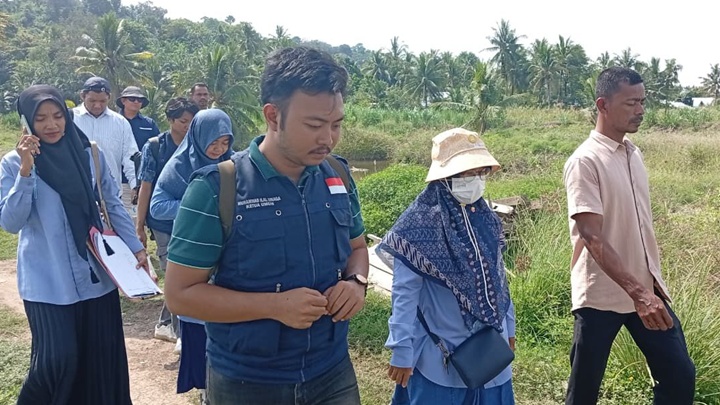 Pasca banjir besar Aceh 2025, langkah pemulihan terus digerakkan. Sejumlah mahasiswa bersama akademisi dan instansi terkait turun langsung meninjau kondisi lapangan di Gampong Ujong Pacu, Rabu (22/4/2026). Dok Istimewa