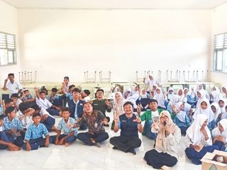 Keceriaan siswa SMPN 17 Lhokseumawe bersama mahasiswa BEM Unimal dan relawan kampus dalam kegiatan trauma healing pasca banjir di Gampong Ujong Pacu. Melalui edukasi dan motivasi, semangat belajar dan kepedulian lingkungan kembali ditumbuhkan. Dok Istimewa