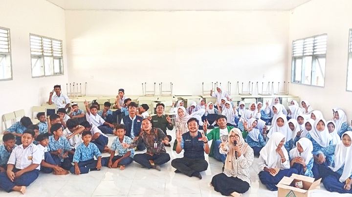 Keceriaan siswa SMPN 17 Lhokseumawe bersama mahasiswa BEM Unimal dan relawan kampus dalam kegiatan trauma healing pasca banjir di Gampong Ujong Pacu. Melalui edukasi dan motivasi, semangat belajar dan kepedulian lingkungan kembali ditumbuhkan. Dok Istimewa