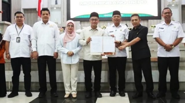 Bupati Tasikmalaya H. Cecep Nurul Yakin bersama Wakil Bupati H. Asep Sopari Al-Ayubi berfoto bersama jajaran usai pelaksanaan Musrenbang RKPD Kabupaten Tasikmalaya Tahun 2027 di Pendopo Baru, Rabu (1/4/2026). Dok. Istimewa