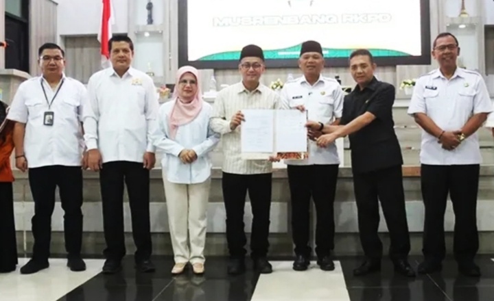 Bupati Tasikmalaya H. Cecep Nurul Yakin bersama Wakil Bupati H. Asep Sopari Al-Ayubi berfoto bersama jajaran usai pelaksanaan Musrenbang RKPD Kabupaten Tasikmalaya Tahun 2027 di Pendopo Baru, Rabu (1/4/2026). Dok. Istimewa
