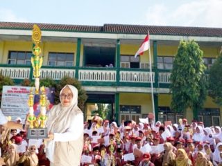 Penyerahan piala Juara Umum LKKS 2026 kepada SDN Indihiang Kota Tasikmalaya berlangsung penuh kebanggaan, disaksikan antusiasme siswa dan guru sebagai wujud keberhasilan kerja keras dan semangat berprestasi bersama. Dok Istimewa
