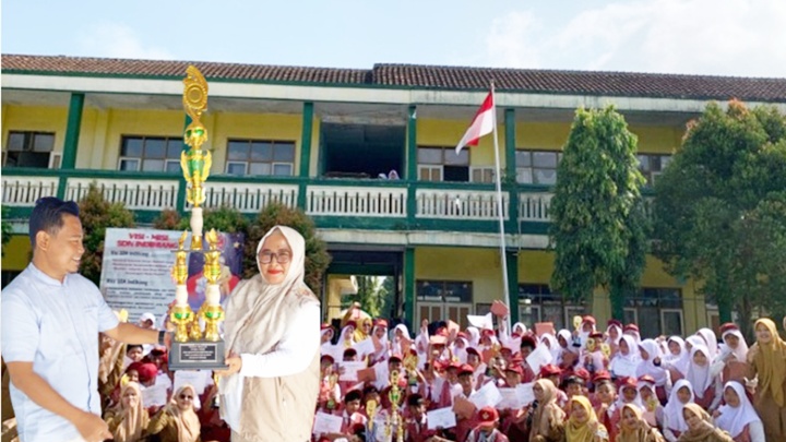Penyerahan piala Juara Umum LKKS 2026 kepada SDN Indihiang Kota Tasikmalaya berlangsung penuh kebanggaan, disaksikan antusiasme siswa dan guru sebagai wujud keberhasilan kerja keras dan semangat berprestasi bersama. Dok Istimewa