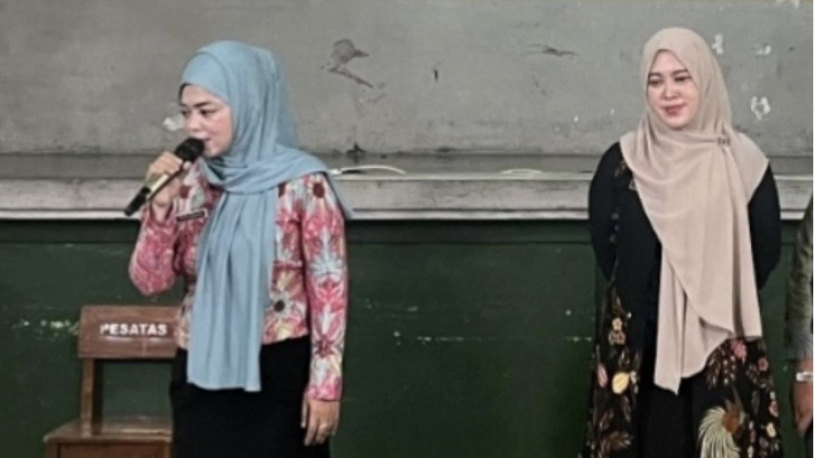 Kepala SDN 1 Pengadilan Elsa Kristina, S.Pd, bersama pemateri saat memberikan arahan dan motivasi dalam kegiatan edukatif di sekolah. Rabu, 30 April 2026. Dok istimewa