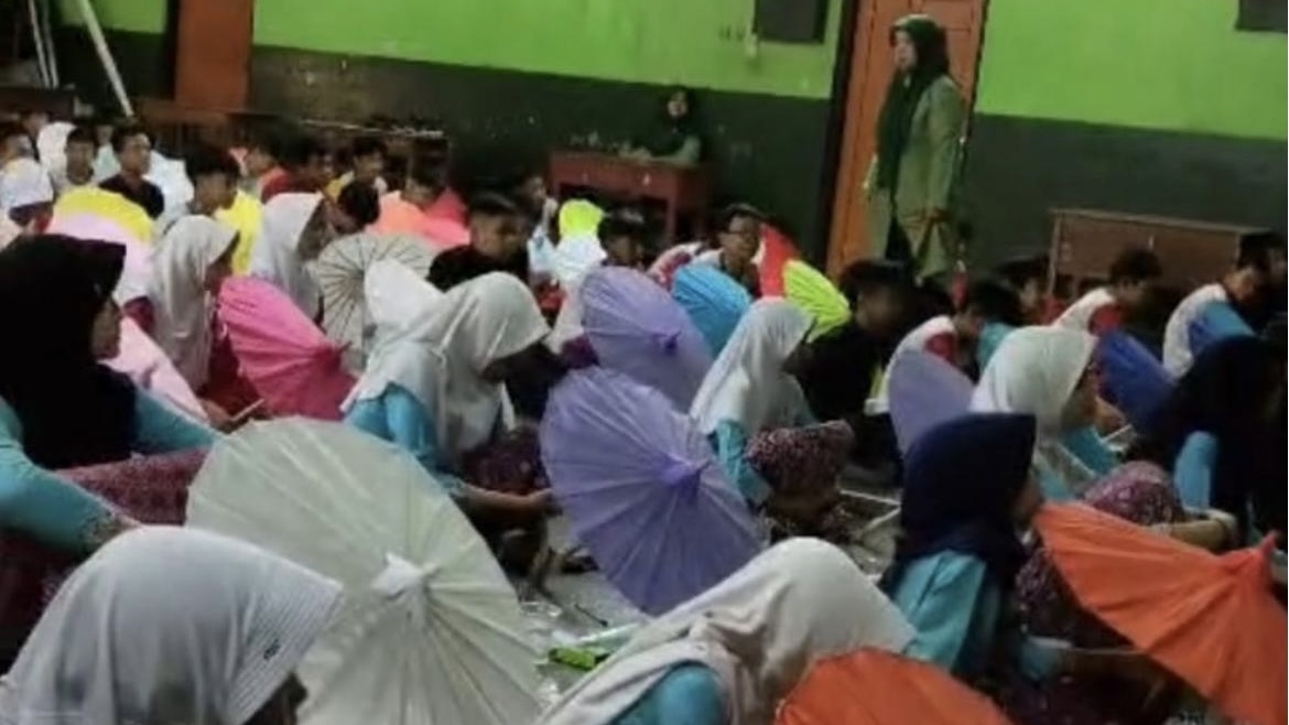 Para siswa mengikuti kegiatan praktik dengan melukis payung geulis sebagai upaya pelestarian budaya lokal. Rabu, 30/04/2026. Dok istimewa