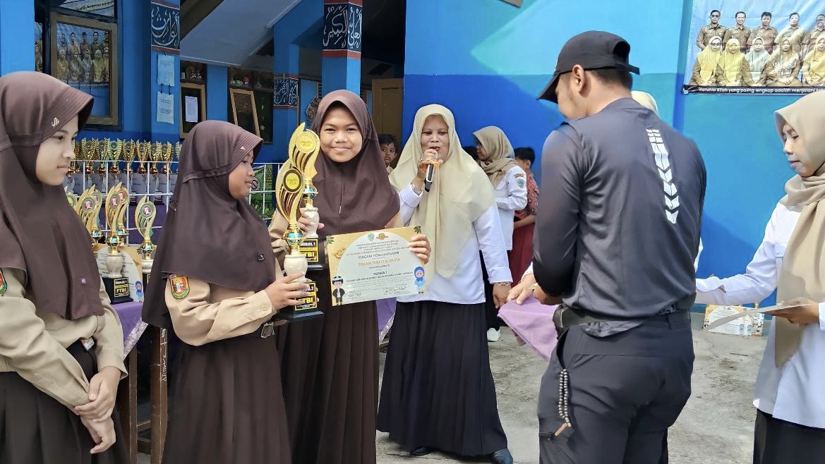 Siswa SDN 2 Purbaratu menerima penghargaan atas prestasi yang diraih, hasil dari kerja keras dan bimbingan para guru. Dok Istimewa 