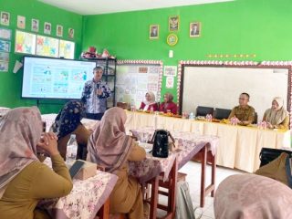 Diseminasi riset pembelajaran berbasis kearifan lokal di SDN Sukasari, Kecamatan Kawalu, Kota Tasikmalaya, Selasa (5/5/2026). Kegiatan menghadirkan pemateri dari Program Magister PGSD UPI Kampus Tasikmalaya dengan materi Etno-ESD dan Etno-STEM, sebagai upaya mendorong inovasi pembelajaran kreatif dan kontekstual di sekolah dasar. Dok istimewa