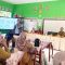 Diseminasi riset pembelajaran berbasis kearifan lokal di SDN Sukasari, Kecamatan Kawalu, Kota Tasikmalaya, Selasa (5/5/2026). Kegiatan menghadirkan pemateri dari Program Magister PGSD UPI Kampus Tasikmalaya dengan materi Etno-ESD dan Etno-STEM, sebagai upaya mendorong inovasi pembelajaran kreatif dan kontekstual di sekolah dasar. Dok istimewa