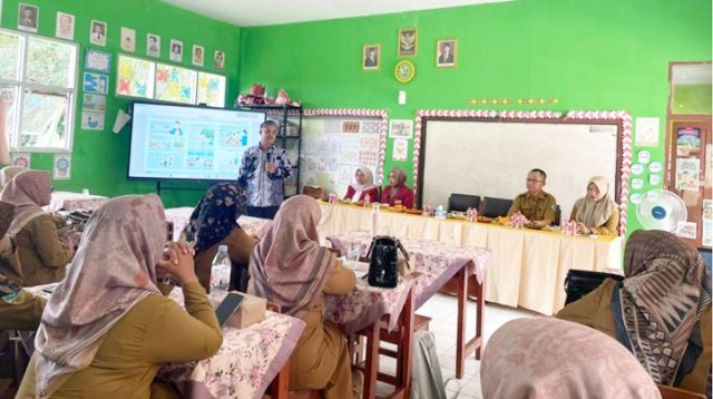 Diseminasi riset pembelajaran berbasis kearifan lokal di SDN Sukasari, Kecamatan Kawalu, Kota Tasikmalaya, Selasa (5/5/2026). Kegiatan menghadirkan pemateri dari Program Magister PGSD UPI Kampus Tasikmalaya dengan materi Etno-ESD dan Etno-STEM, sebagai upaya mendorong inovasi pembelajaran kreatif dan kontekstual di sekolah dasar. Dok istimewa