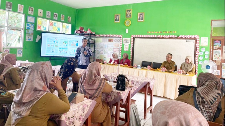 Diseminasi riset pembelajaran berbasis kearifan lokal di SDN Sukasari, Kecamatan Kawalu, Kota Tasikmalaya, Selasa (5/5/2026). Kegiatan menghadirkan pemateri dari Program Magister PGSD UPI Kampus Tasikmalaya dengan materi Etno-ESD dan Etno-STEM, sebagai upaya mendorong inovasi pembelajaran kreatif dan kontekstual di sekolah dasar. Dok istimewa