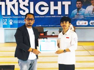 upi tasikmalaya Penyerahan sertifikat pada FGD Edu Insight “Beyond the Classroom” di UPI Kampus Tasikmalaya, Minggu (17/5/2026). Disdik Kota Tasikmalaya mendorong mahasiswa PGSD berani menghadapi era disrupsi dengan mindset bertumbuh, kreativitas, dan jejaring yang luas.