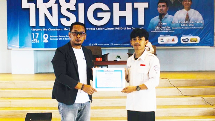 Penyerahan sertifikat pada FGD Edu Insight “Beyond the Classroom” di UPI Kampus Tasikmalaya, Minggu (17/5/2026). Disdik Kota Tasikmalaya mendorong mahasiswa PGSD berani menghadapi era disrupsi dengan mindset bertumbuh, kreativitas, dan jejaring yang luas.