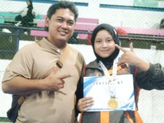 WhatsApp Image 2026-05-21 at 16.08.25 Tasya Syarifatussakhi berfoto bersama Pelatih Kepala IPSI Kota Tasikmalaya, Farid Hermawan, usai meraih prestasi membanggakan dalam seleksi Popwilda Jawa Barat di GGM Kota Tasikmalaya, Rabu (20/5/2026). Siswi SMAN 3 Kota Tasikmalaya tersebut sukses meraih juara pertama kategori tanding dan peringkat ketiga jurus tunggal.