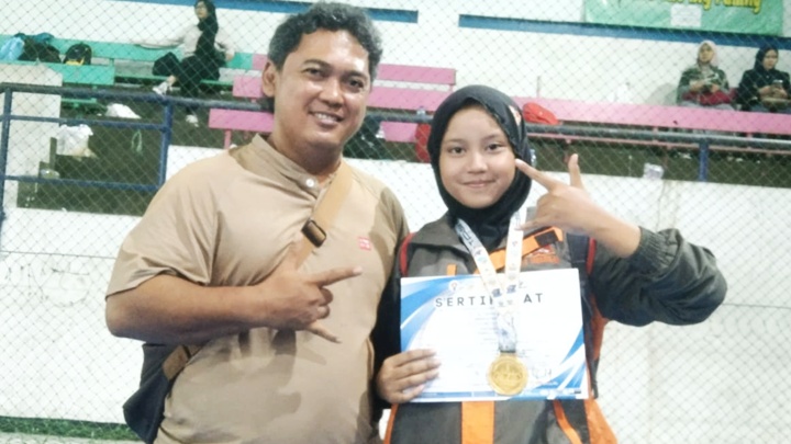 Tasya Syarifatussakhi berfoto bersama Pelatih Kepala IPSI Kota Tasikmalaya, Farid Hermawan, usai meraih prestasi membanggakan dalam seleksi Popwilda Jawa Barat di GGM Kota Tasikmalaya, Rabu (20/5/2026). Siswi SMAN 3 Kota Tasikmalaya tersebut sukses meraih juara pertama kategori tanding dan peringkat ketiga jurus tunggal.