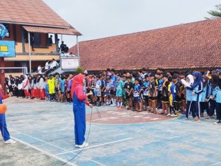 Semangat sportivitas mewarnai pembukaan NEDACIK Competition di SMPN 2 Cikoneng. Puluhan tim futsal dan voli dari SD-MI se-Cikoneng siap bertanding dan menunjukkan bakat terbaik demi meraih prestasi.
