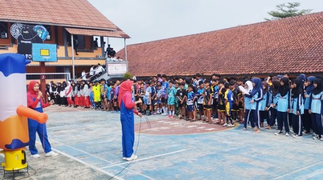Semangat sportivitas mewarnai pembukaan NEDACIK Competition di SMPN 2 Cikoneng. Puluhan tim futsal dan voli dari SD-MI se-Cikoneng siap bertanding dan menunjukkan bakat terbaik demi meraih prestasi.