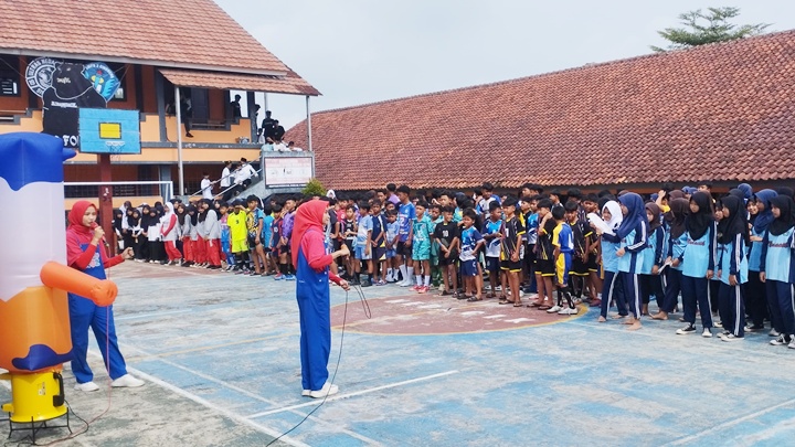 Semangat sportivitas mewarnai pembukaan NEDACIK Competition di SMPN 2 Cikoneng. Puluhan tim futsal dan voli dari SD-MI se-Cikoneng siap bertanding dan menunjukkan bakat terbaik demi meraih prestasi.